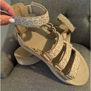 TEVA Flatform Mevia - worn a few times; excellent condition; Size 9